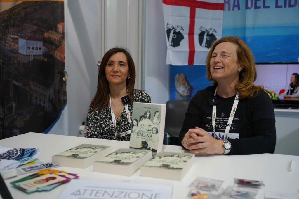 due persone che parlano di libri, al Salone Internazionale del Libro di Torino