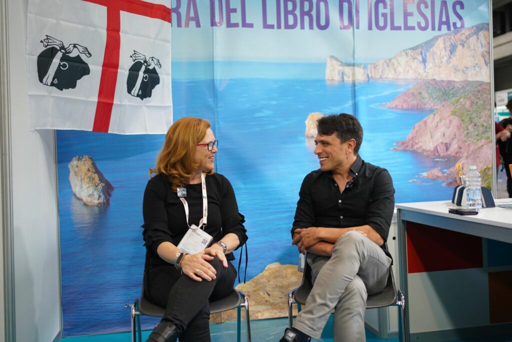 Due persone in dialogo su un libro al Salone Internazionale del Libro di Torino