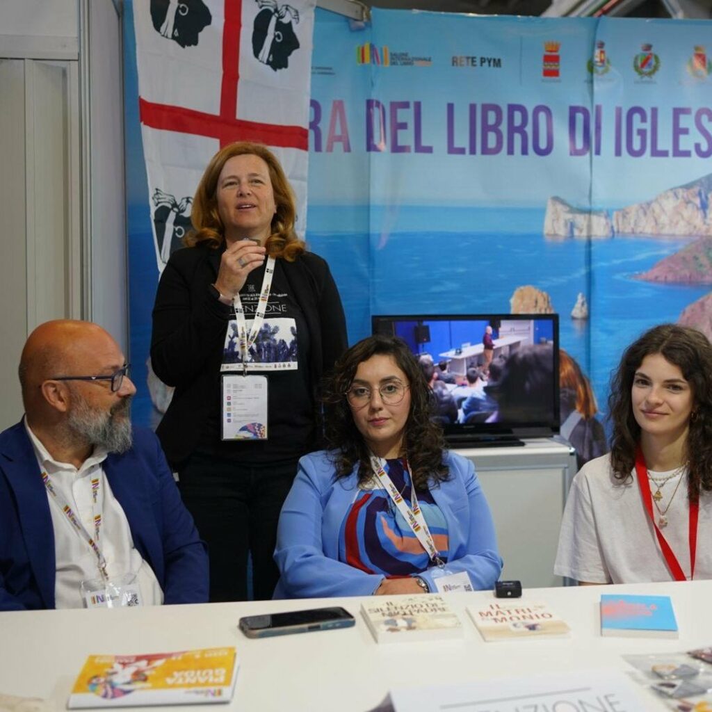 Quattro persone che parlano di libri ed editoria, al Salone Internazionale del Libro di Torino