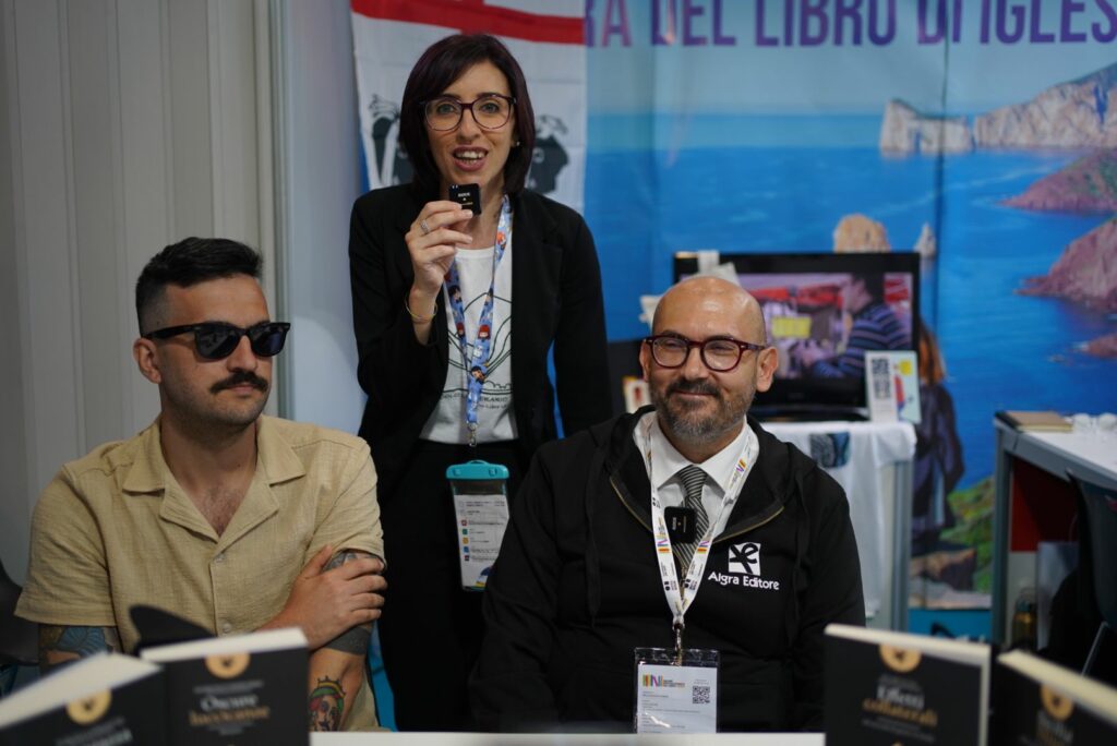 Tre persone che parlano di libri al Salone Internazionale del Libro di Torino